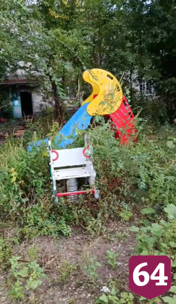 В Саратове качели и горки на детской площадке утопают в сорняках